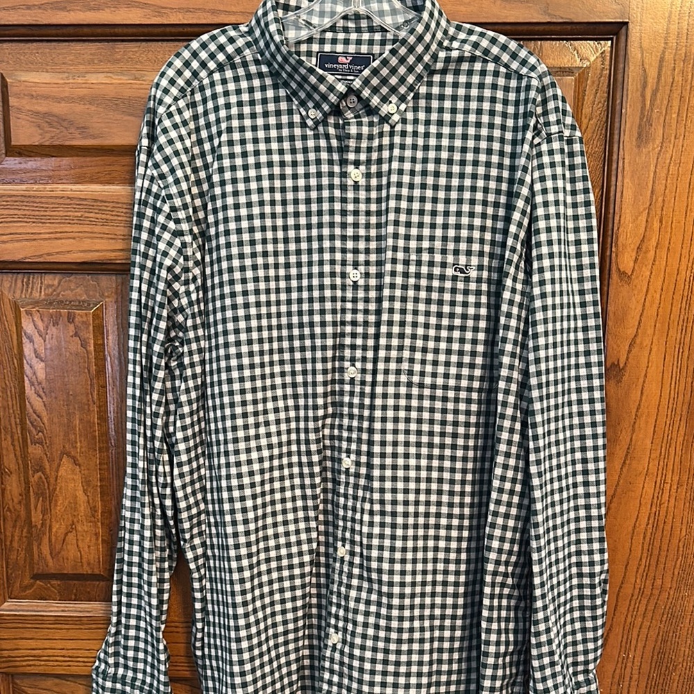Vineyard Vines White and Green Casual Button Down Shirt